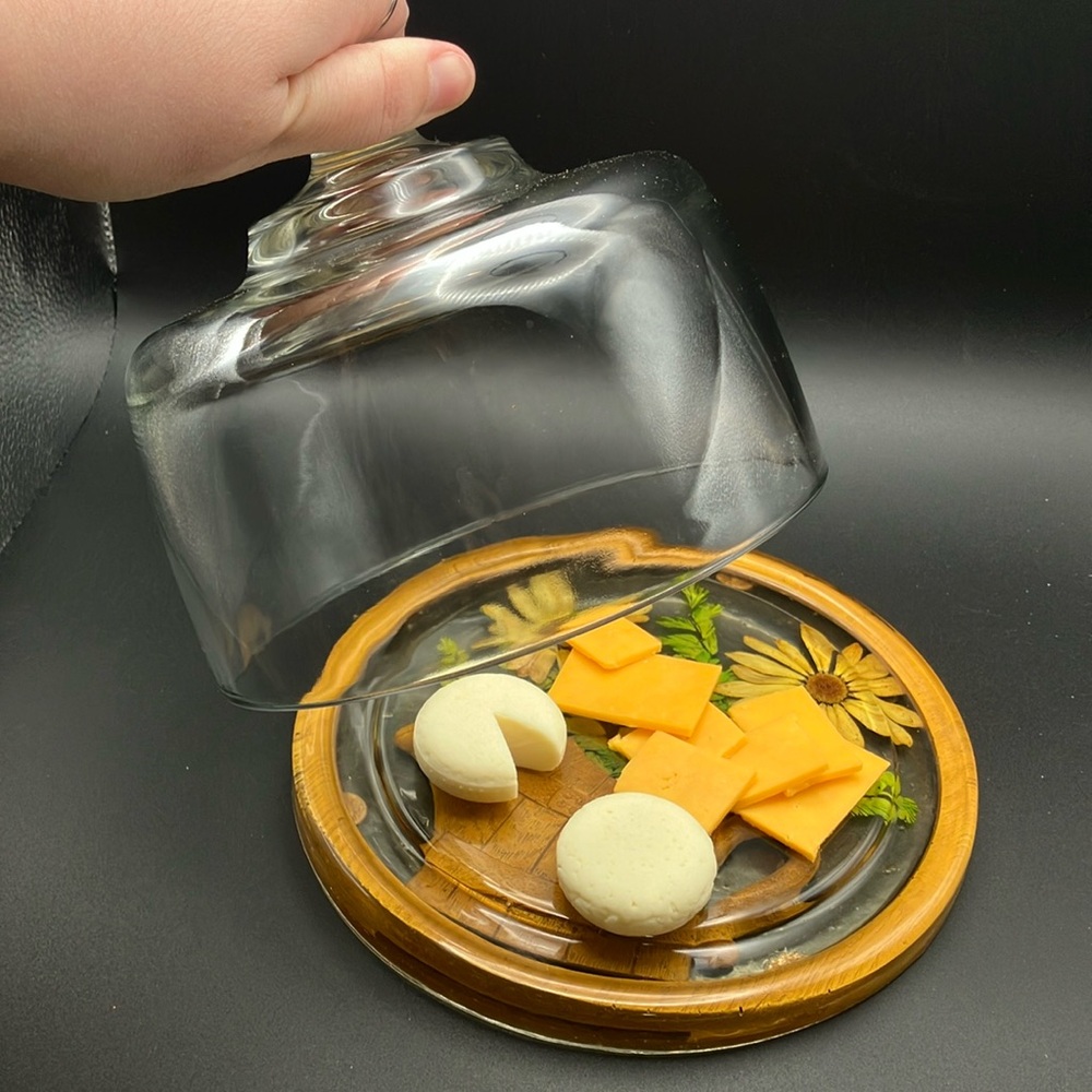 Vintage Gamut Lucite cheese board with pressed flowers and dome - Picture 2 of 15